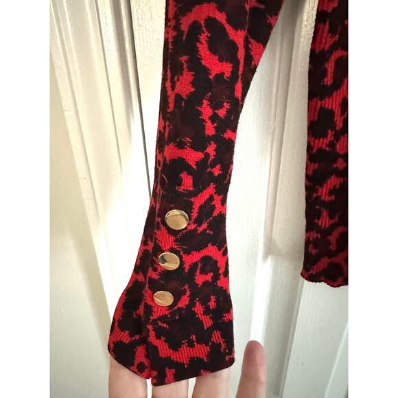 JM COLLECTION Red Leopard Gold-Tone Button Sleeve Detail Knit Sweater Top - Sz M - Picture 4 of 6